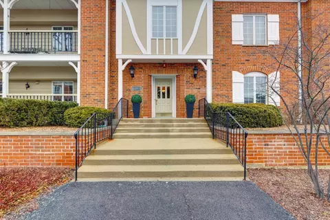 1528 Shire Cir #1A, Inverness, IL 60067