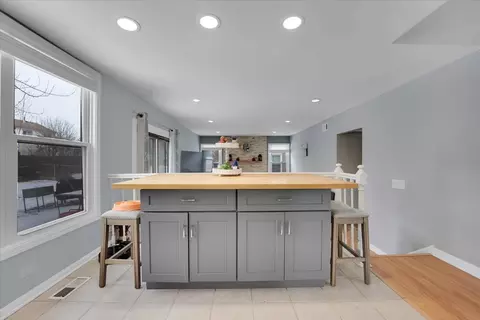 Kitchen - 1120 Warington Ln, Hoffman Estates, IL 60169 photo 4 of 5