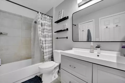 Bath - 1120 Warington Ln, Hoffman Estates, IL 60169 photo 2 of 3