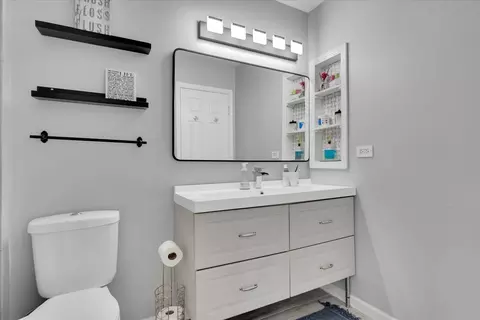 Bath - 1120 Warington Ln, Hoffman Estates, IL 60169 photo 3 of 3