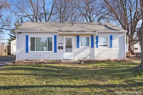 1528 Tappan St, Woodstock, IL 60098