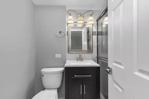 Bath - 2018 E Seneca Ln, Mount Prospect, IL 60056 photo 4 of 4