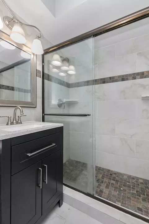 Bath - 2018 E Seneca Ln, Mount Prospect, IL 60056 photo 2 of 4