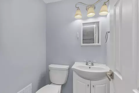 Bath - 2018 E Seneca Ln, Mount Prospect, IL 60056 photo 3 of 4