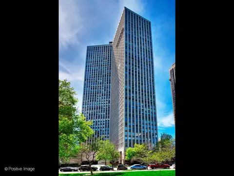 2626 N Lakeview Ave #1012, Chicago, IL 60614