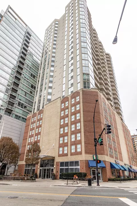 645 N Kingsbury St #1006, Chicago, IL 60654