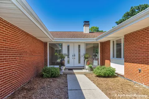 415 Walnut St, Roselle, IL 60172 photo 2