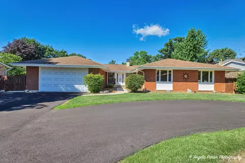 415 Walnut St, Roselle, IL 60172