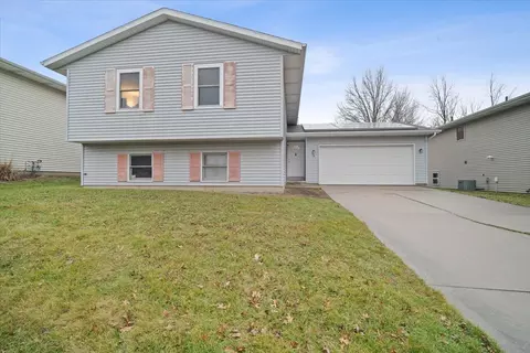 8 Rutherford Ct, Bloomington, IL 61705
