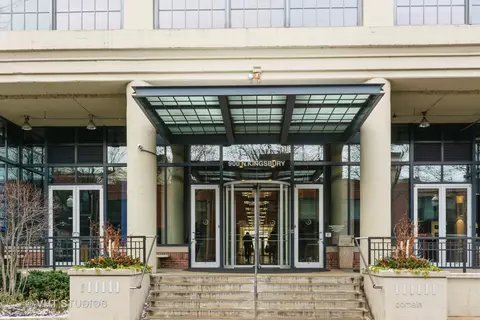 900 N Kingsbury St #860, Chicago, IL 60610
