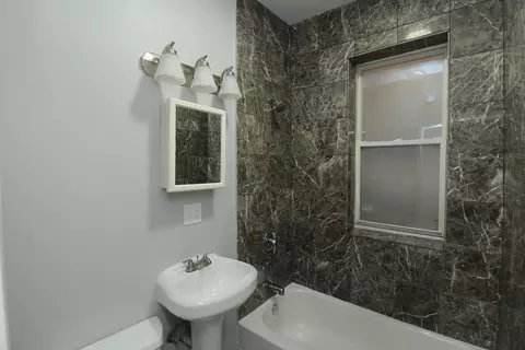 Bath - 1530 E 65th Pl, Chicago, IL 60637 photo 4 of 7