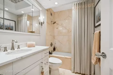 Bath - 100 E Bellevue Pl #19D, Chicago, IL 60611 photo 1 of 3
