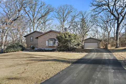 7220 Red Oak Dr, Crystal Lake, IL 60012