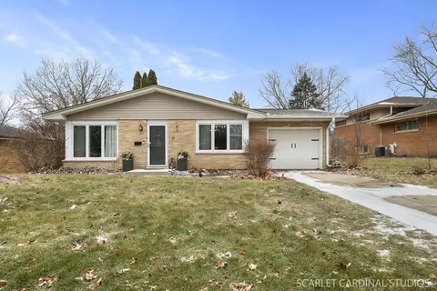 111 Briar Ln, North Aurora, IL 60542