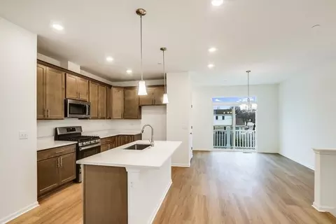 Kitchen - 1121 Dock St, Des Plaines, IL 60018 photo 2 of 8
