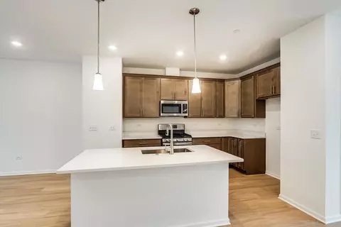 Kitchen - 1121 Dock St, Des Plaines, IL 60018 photo 6 of 8
