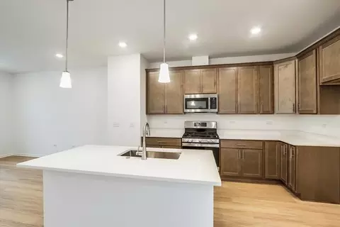 Kitchen - 1121 Dock St, Des Plaines, IL 60018 photo 5 of 8