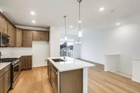 Kitchen - 1121 Dock St, Des Plaines, IL 60018 photo 3 of 8