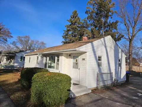 7208 Shales St, Crystal Lake, IL 60014