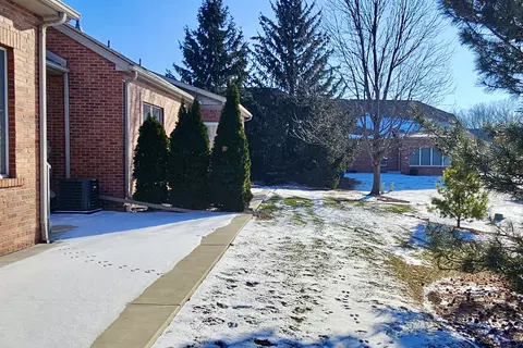 405 Spring Ridge Rd, Bloomington, IL 61704 photo 2