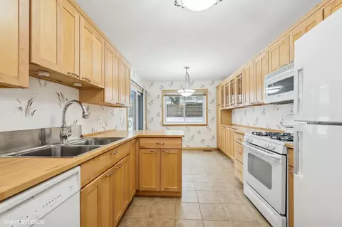 Kitchen - 1180 Buckingham Ct #A1, Wheeling, IL 60090 photo 1 of 2