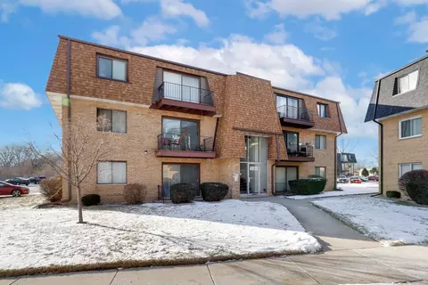 4913 W 109th St #204, Oak Lawn, IL 60453