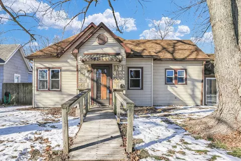 110 S Pine St, Villa Grove, IL 61956