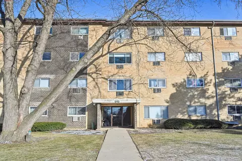 919 N Boxwood Dr #105, Mount Prospect, IL 60056