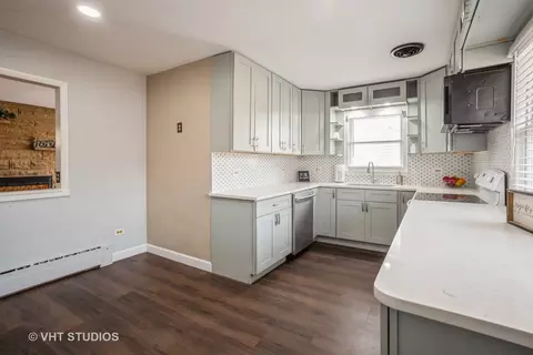 Kitchen - 5835 Burr Oak Ave, Berkeley, IL 60163 photo 3 of 4