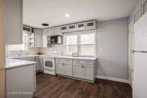 Kitchen - 5835 Burr Oak Ave, Berkeley, IL 60163 photo 1 of 4