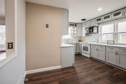 Kitchen - 5835 Burr Oak Ave, Berkeley, IL 60163 photo 2 of 4