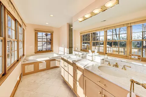 Bath - 1166 Cherry St, Winnetka, IL 60093 photo 2 of 5