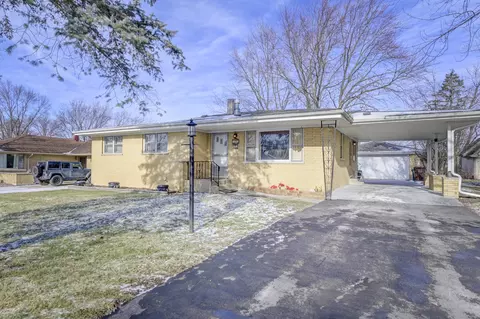 527 Country Ln, Beecher, IL 60401