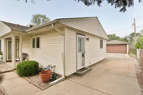 142 W Wayne Pl, Wheeling, IL 60090 photo 4