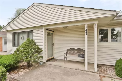 142 W Wayne Pl, Wheeling, IL 60090 photo 2