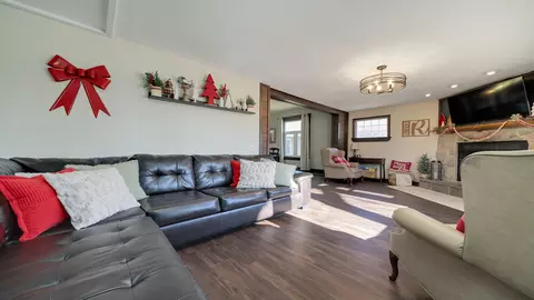 Living - 404 E Mason St, Polo, IL 61064 photo 1 of 3
