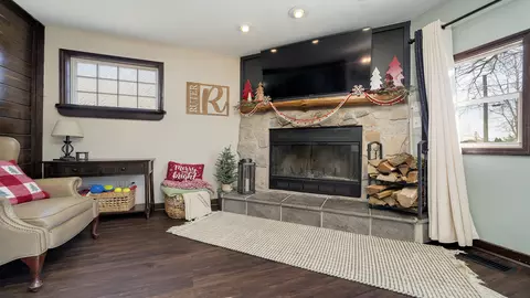 Living - 404 E Mason St, Polo, IL 61064 photo 3 of 3