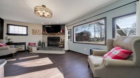 Living - 404 E Mason St, Polo, IL 61064 photo 2 of 3