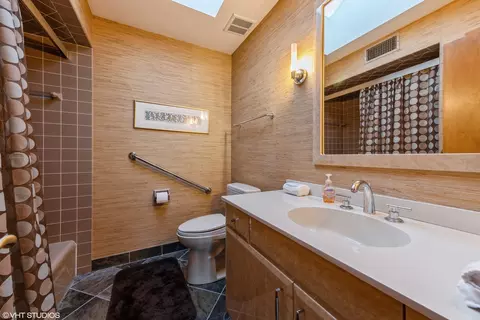 Bath - 8401 Glenerye Rd, Darien, IL 60561 photo 5 of 5