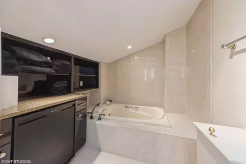 Bath - 8401 Glenerye Rd, Darien, IL 60561 photo 4 of 5