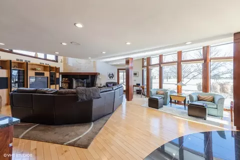 Living - 8401 Glenerye Rd, Darien, IL 60561 photo 1 of 5