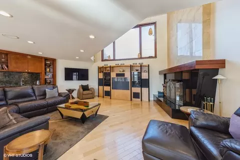 Living - 8401 Glenerye Rd, Darien, IL 60561 photo 2 of 5