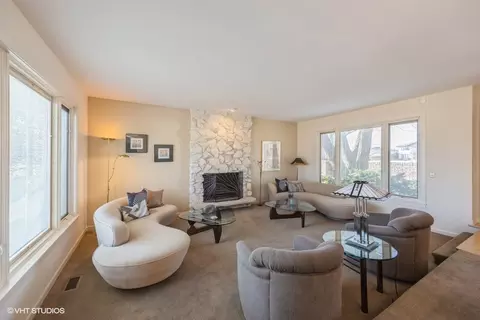Living - 8401 Glenerye Rd, Darien, IL 60561 photo 4 of 5