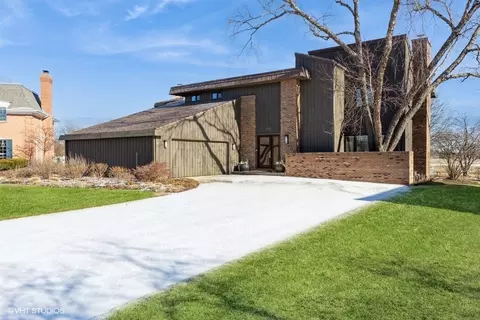 8401 Glenerye Rd, Darien, IL 60561