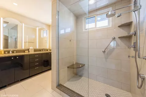Bath - 8401 Glenerye Rd, Darien, IL 60561 photo 2 of 5