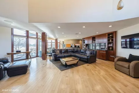 Living - 8401 Glenerye Rd, Darien, IL 60561 photo 3 of 5