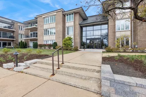 1 Oak Brook Club Dr #B104, Oak Brook, IL 60523