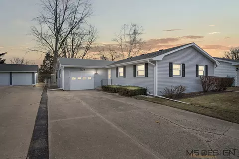 1624 Maness Ct, Sycamore, IL 60178