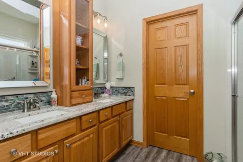 Bath - 1030 Stephen Ct, Aurora, IL 60502 photo 1 of 3