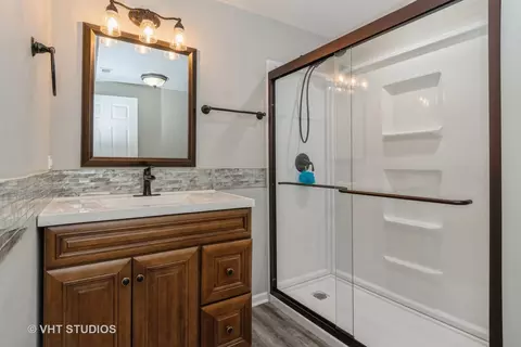 Bath - 1030 Stephen Ct, Aurora, IL 60502 photo 3 of 3